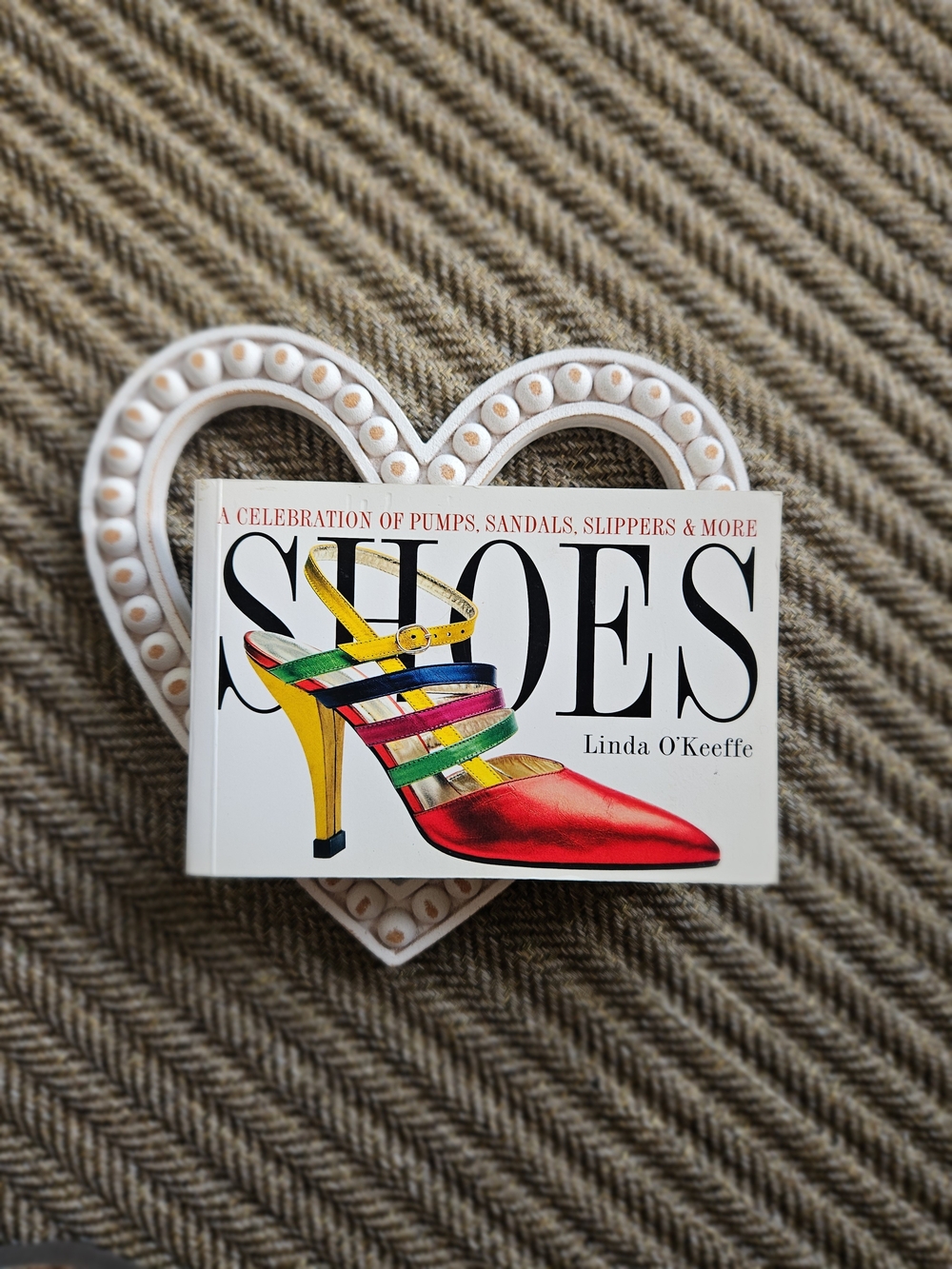 SHOES Book (By: Linda O'Keeffe) - Picture 2 of 6
